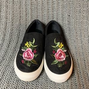 Size 6 Steve Madden Slip-Ons